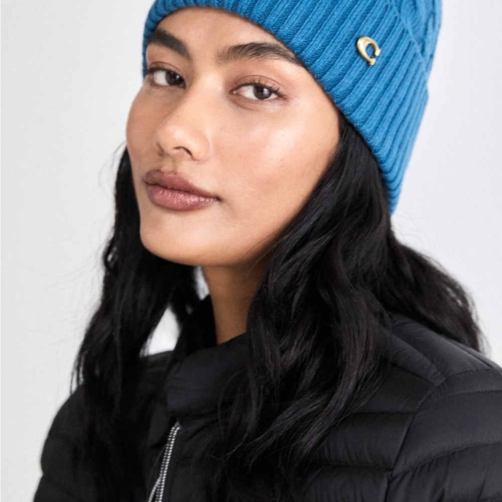 Coach cable knit beanie hat celestial blue with gold metal logo one size